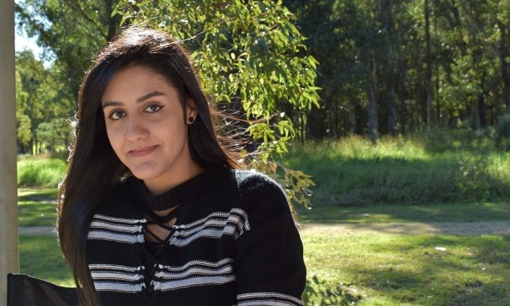 Young woman in sunny and green park