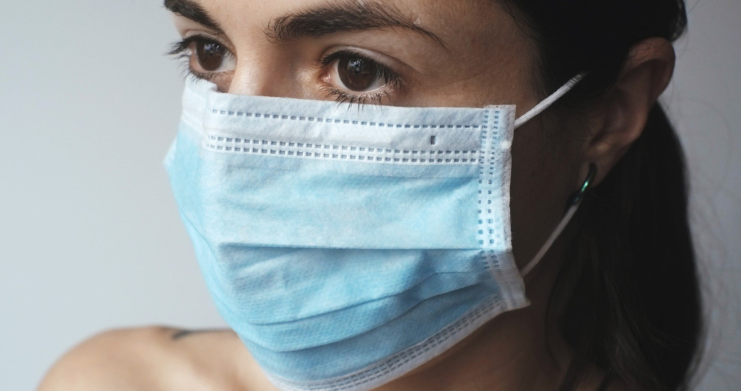 Woman wearing a face mask