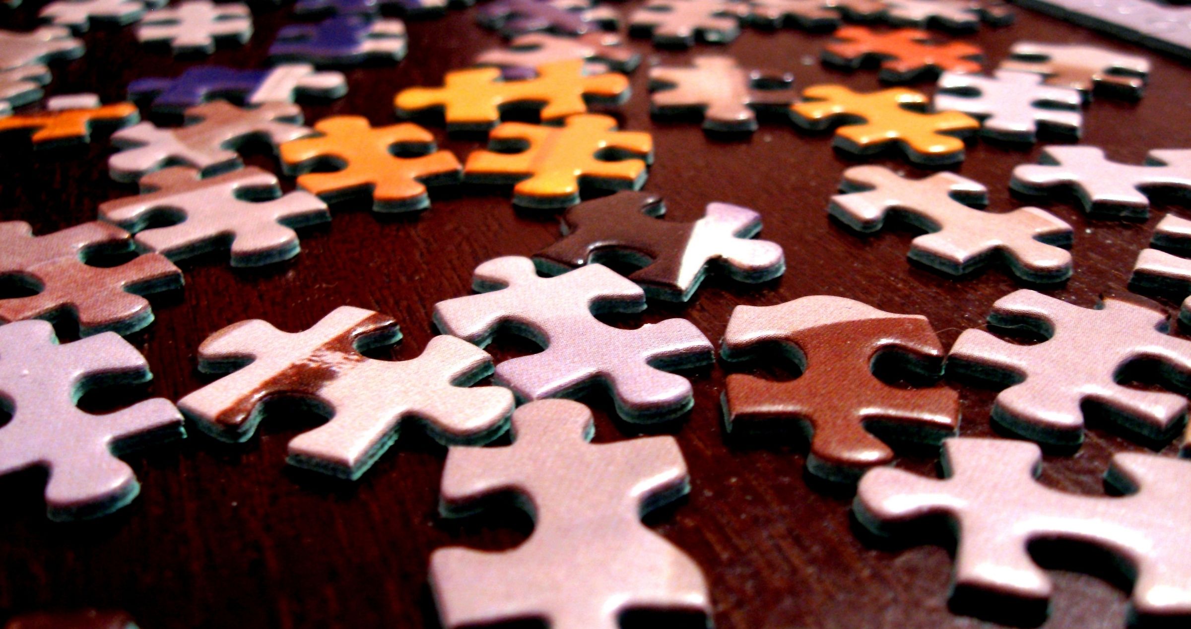 Image of strewn jigsaw pieces 