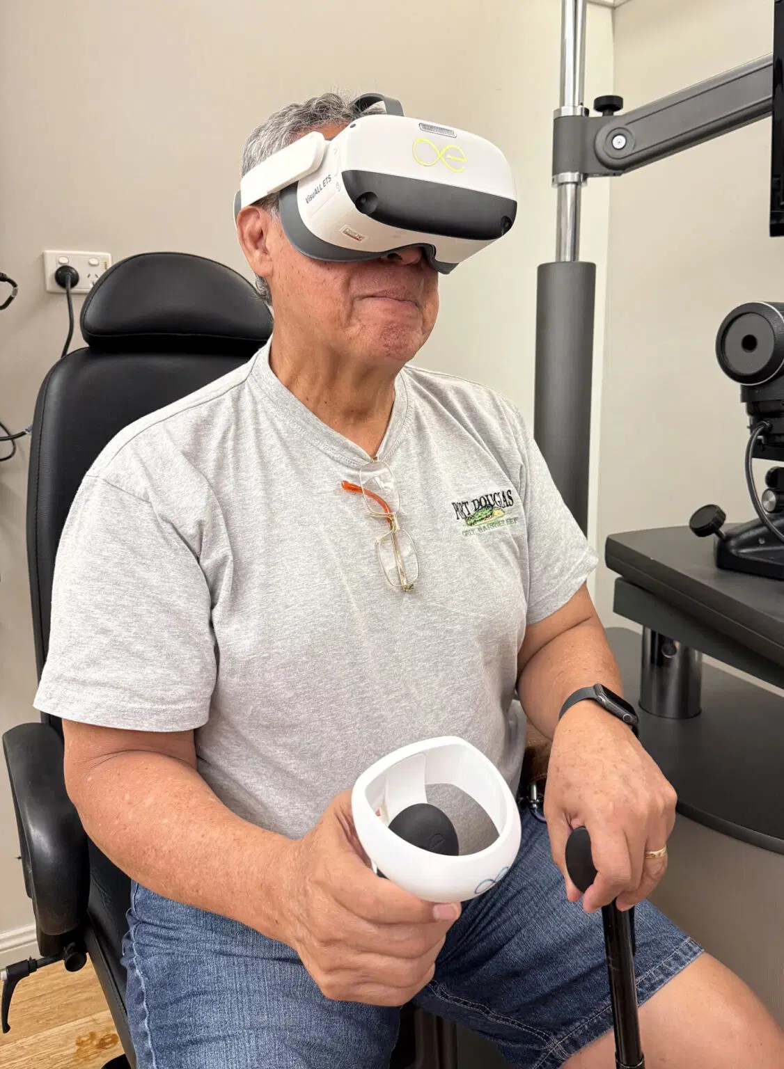 A patient doing a visual field with the VR headset